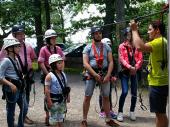 Ausrüstung und Einführung in die Herausforderungen des Kletterparks standen am Anfang der Tour. Sicherheit kommt vor Vergnügen – wobei alle ihren Spaß an der Kletterei hatten. 