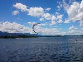 Der weiß-blaue Himmel, der See und die Berge im Hintergrund. Ein bisschen „magisch“ und ein bisschen „romantisch“ ist das allemal. 