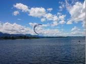 Der wei&szlig;-blaue Himmel, der See und die Berge im Hintergrund. Ein bisschen &bdquo;magisch&ldquo; und ein bisschen &bdquo;romantisch&ldquo; ist das allemal. 