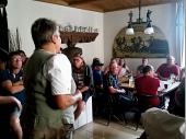 Im Hofbrühaus in Traunstein wurde erst einmal der Durst gelöscht. Nebenher wurde der Film über die Geschichte des Brauhauses gezeigt.