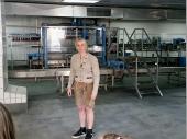 Mit sehr viel Fachwissen wurde die F&uuml;hrung durch die Brauerei durchgef&uuml;hrt. Hier ist die Flaschenreinigung im Hintergrund zu sehen.