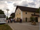 Angekommen am „Obergut“ in Braunau gab es erst einmal eine deftige Brotzeit für die Ausflügler/innen. Im Anschluss daran bekamen wir einen Einblick in das Obergut und wie es sich gewandelt hat. 