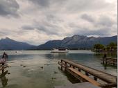 Ein Blick auf den See von der Uferpromenade aus. Die Promenade ist sehr lang und lädt zu einem Spaziergang ein. Natürlich auch mit der Möglichkeit auf das leibliche Wohl zu achten. 