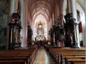Die gotische Kirche wurde mit barocken Altären ausgestattet. Das Besondere daran ist, dass die Altäre und die Orgel schwarz gehalten sind. Weiterhin ist der Mess-Raum sehr hoch über dem Rest des Kirchenschiffes gehalten. 
