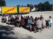 Teils in der Sonne und teils im Schatten genoss man Leberk&auml;s und erfrischende Getr&auml;nke. 