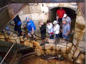 Viele Winkel, Treppen und G&auml;nge durchziehen die Saline. Festes Schuhwerk war daher dringend geboten. 