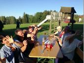 Nat&uuml;rlich geht ein Sch&uuml;tzenausflug bei sch&ouml;nem Wetter nicht ohne Besuch im Biergarten. Hier hat man offensichtlich sehr viel Freude daran. 