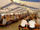 Bereits am Freitag war der Andrang im Zelt schon groß. Nach dem sehr gut besuchten Gottesdienst fand man sich im Zelt ein. Viele Besucher freuten sich über das Abendessen oder auf gute Gespräche bei einem Bier. 