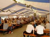 Bereits am Freitag war der Andrang im Zelt schon gro&szlig;. Nach dem sehr gut besuchten Gottesdienst fand man sich im Zelt ein. Viele Besucher freuten sich &uuml;ber das Abendessen oder auf gute Gespr&auml;che bei einem Bier. 