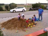 „Wie sieht eigentlich der Kindermagnet aus, den ihr da unter dem Sand versteckt habt?“ Das war die Frage einer Mama, die ihr Kind erst vom vielen Sand an der Kleidung befreien musste, bevor sie es hochhob. Es ist jedoch alle Jahre wieder faszinierend, dass die Kinder liebend gerne am Sandhaufen spielen. 