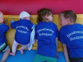 Auf die Frage, ob jemand m&uuml;de ist darf man keine glaubw&uuml;rdige Antwort erwarten. Unsere J&uuml;ngsten wurden noch kurzfristig mit den passenden T-Shirts eingekleidet. Das machte sie nat&uuml;rlich sehr stolz.