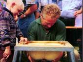 Beim Bergfest 1995 war die Attraktion des Bergfests das Wettmelken. Hier konnten Anf&auml;nger und Profis - Unge&uuml;bte und Ge&uuml;bte ihre Fingerfertigkeit an einer "Gummikuh" testen. Wie jedes Jahr gab es auch damals f&uuml;r den Sieger einen Sachpreis zu gewinnen.