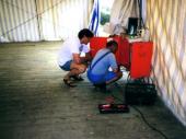 Zwei begnadete Handwerker auf der rastlosen Suche nach der Elektrizit&auml;t. Nachdem das Zelt steht, m&uuml;ssen K&uuml;che, Schenke und nat&uuml;rlich auch Tische und B&auml;nke aufgestellt werden. In den letzten Jahren hat es mit der Beleuchtung und der Stromversorgung relativ gut geklappt.&nbsp;