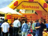 Wie jedes Jahr war auch 1999 die H&uuml;pfburg ein fester Bestandteil des Bergfestes. Unter Aufsicht d&uuml;rfen hier die verschiedenen Altersgruppen abwechselnd um die Wette springen.
