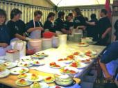 Ein Blick in die Küche im Zelt von 2004. Die Salate werden arbeitsteilig vorbereitet. Bei diesem eingespielten Team sitzt einfach jeder Hangriff und das muss auch so sein, denn am Sonntag Mittag gehen ca. 600 Essen raus. 