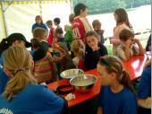 Kinderschminken ist mittlerweile ein fester Bestandteil des Bergfestes. Cilli und Andrea haben - hier beim Bergfest 2005 - stundenlang faszinierende Motive in die Gesichter der Kinder gezaubert - und die Schlange wurde nicht kürzer ... 