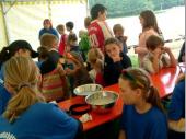 Kinderschminken ist mittlerweile ein fester Bestandteil des Bergfestes. Cilli und Andrea haben - hier beim Bergfest 2005 - stundenlang faszinierende Motive in die Gesichter der Kinder gezaubert - und die Schlange wurde nicht k&uuml;rzer ...&nbsp;