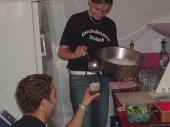 Das Team in der Bar ist gut eingespielt. Martin &uuml;bt schon mal f&uuml;r sp&auml;ter und nimmt die Pose ein, wenn er was von Sylvia haben will - selbst wenn es sich nur um Crash-Eis handelt ....&nbsp;Die Bar war schon immer Bestandteil des Bergfestes und das Angebot wurde auch 2005 bis in die Morgenstunden in Anspruch genommen.&nbsp;