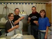Seit Jahren am Sp&uuml;l-Mobil aktiv - unser eingespieltes Team M&ouml;gli und Monika. Wie bereits letztes Jahr hat M&ouml;gli auch im Jahr 2006 mitgez&auml;hlt und beim 2000sten Teller wurde ein Schnaps mit der Bedienung getrunken, die ihn gebracht hat - in diesem Fall der Paul.&nbsp;