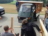 Der „Schwerlast-Transporter“ machte einiges leichter und ersparte viele Wege vom Lager zum Zelt. Er wurde 2017 bereits zum zweiten Mal eingesetzt. Wenn der Eingang einmal befestigt ist, dann kann man mit dem Ape direkt in das Zelt hinein fahren. Schön, dass Max das Hilfsgerät immer wieder mitbringt – auch sehr zur Freude der „Wirt’sbuam“. 