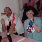 Unser Wirt mit Ratsche und die Wirtin mit der Tr&ouml;te - diese Utensilien waren noch &ouml;fter zu h&ouml;ren an diesem Abend.