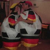 Die Idee mit den Deutschland-Fans hatten einige auf den Kappenabend. Am bemerkenswertesten ist aber wohl das aufblasbare Teil von Alfons und seiner Renate.&nbsp;