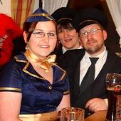 Aber nicht nur Teufel waren unter den Stoabecker Sch&uuml;tz'n. Hier zwei Piloten mit ihrer Stewardess.&nbsp;&nbsp; 