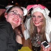 Zwei heiße Häschen in Feierlaune. 