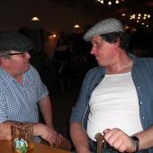 Zwei Rentner bei dem, was sie am besten können - Erfahrungsaustausch.  