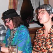 Tina wollt unbedingt graue Haare - passend zum Kleid ... Gitte war etwas farbenfroher mit einer perfekten Handtasche. 