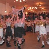 Gerne sieht "mann" den Ausführungen der jungen Mädchen auf der Tanzfläche zu. 