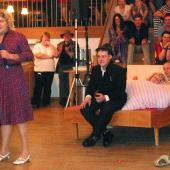 Eine Schwiegermutter reicht hier nicht, es müssen schon beide im Schlafgemach auftauchen und letzte Tipps abgeben. 