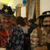 Der M&uuml;de Joe und der Marshal von Dodge City lassen den Abend erst mal ruhig angehen und harren der Dinge die da kommen. Sp&auml;ter in der Bar war es dann vorbei mit der Ruhe.  