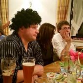 Berni hatte ein gepflegtes Modell eines Schlafanzugs an. Nadelstreifen-Look &ndash; sehr elegant. Anderl hat wiederum mit einem feingeschnittenen Nachthemd aus edlen Materialien &uuml;berzeugt.