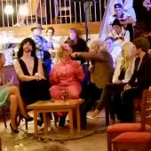 Die Einlage der Eichenlaubsch&uuml;tzen mit &bdquo;Wetten dass &hellip;?&ldquo; Hier auf der &bdquo;Couch&ldquo;: Michelle Hunzinger, Conchita Wurst, Sindy aus Marzan, Thomas Gottschalk, Helene Fischer und Florian Silbereisen. Uli Hoene&szlig; musste bereits wieder zur&uuml;ck und wurde von einem Polizisten abgeholt. 
