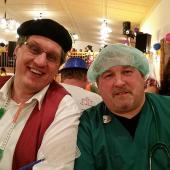 Das &bdquo;tapfere Schneiderlein&ldquo; und der &bdquo;M&auml;rchen-Doktor&ldquo; hatten viel Spa&szlig; und kommentierten das Treiben im Saal &ndash; sofern es die Musik zulie&szlig;. 
