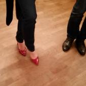 Das war einer der &bdquo;Hinkucker&ldquo; im Saal. Die roten Pumps von Christiane machten gro&szlig; was her. 
