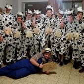 Der Clou des Abends war ohne Zweifel „Bauer sucht Frau“. Unser Jungbauer mit seiner Kuh-Herde hatte einen tollen Auftritt. 