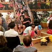 Die Einlage der Wambecker Sch&uuml;tz&rsquo;n sorgte f&uuml;r ausgezeichnete Stimmung. Die Gespr&auml;che am Rande des Sandkastens waren voller Wortwitz und Satire. 