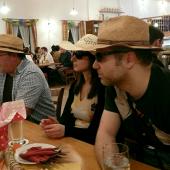 Das Motto der Grenzlandschützen für 2018 war „Touristen aus Steinbach besuchen den Kappenabend in Wambach“. Freizeitbekleidung, Fotoapparate und Sonnenbrillen waren allgegenwärtig.