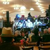 Die &bdquo;Bergdachsen&ldquo; aus der N&auml;he von Neumarkt St. Veith machten mit guter alter Blasmusik, Tanzhits der 70ger Jahre, Rock'n'Roll, Rock Klassikern und Schlagern eine gute Stimmung im Saal. Sehr angenehm war, dass sie wirklich unterhielten und nicht dominierten. 