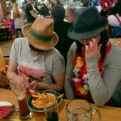 Tobi und Lisa g&ouml;nnen sich ein feudales Mahl &ndash; eine kleine Portion Pommes zu Zweit. Dass sie am Nachmittag schon etwas gegessen haben, habe sie erst hinterher gesagt. Es war in jedem Fall einen Spa&szlig; wert.