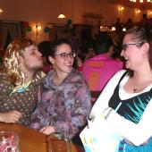 Andi, Angela und Lisa ging es offensichtlich gut am Kappenabend. Die goldene Perücke war schon ausnehmend bemerkenswert. 