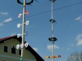 Der Jugend-Maibaum mit den Tafeln der Kinder musste dieses Jahr gr&ouml;&szlig;er ausfallen.&nbsp; 