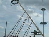 St&uuml;ck f&uuml;r St&uuml;ck richtet sich der Maibaum auf. Mit vier Schwalben und den M&auml;nnern des Vereins geht es vorw&auml;rts.