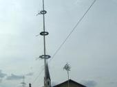 Der neue Maibaum und der Kindermaibaum vor dem Wirtshaus.&nbsp;