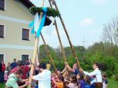 Wie auch in den letzten Jahren, so wurde auch heuer wieder ein Kinder-Maibaum aufgestellt. Unser Nachwuchs ist hier eifrig dabei.  