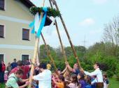 Wie auch in den letzten Jahren, so wurde auch heuer wieder ein Kinder-Maibaum aufgestellt. Unser Nachwuchs ist hier eifrig dabei.&nbsp;&nbsp;