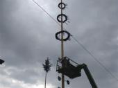 Die neuen Maib&auml;ume in Steinbach. Hier werden die letzten Arbeiten get&auml;tigt. Zum Gl&uuml;ck hielt das Wetter.&nbsp;