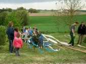 Der Jugend-Maibaum wurde vom Vereinsnachwuchs hergerichtet.